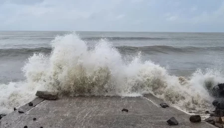 Cyclone Michaung Tamil Nadu Chennai Heavy Rain Lashes Www.thehindi.in