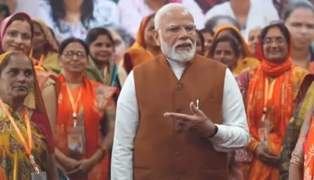 Pm Modi In Varanasi Met Woman Who Got Gir Cow Shares Experience Www.thehhindi.in