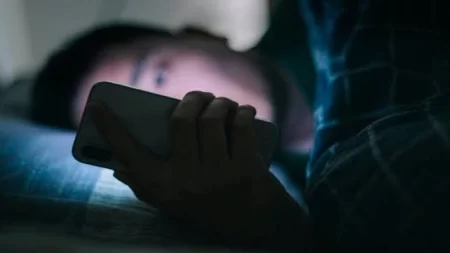 Scrolling Through Your Phone Before Bed Can Cause Www.thehindi.in